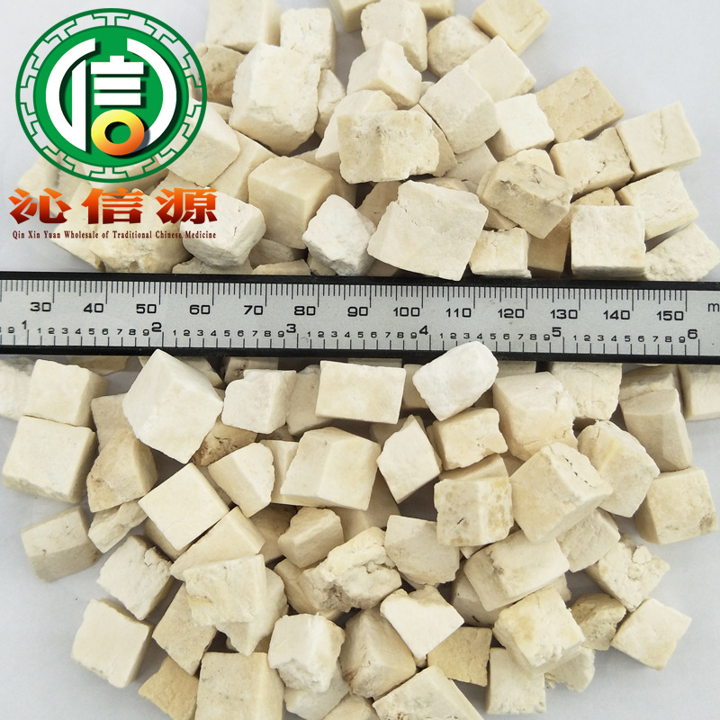 Poria diced good color 1kg bulk supply directly from the origin. The picture shows the sliced ​​white Poria Yunlingqin Xinyuan Chinese herbal medicine.