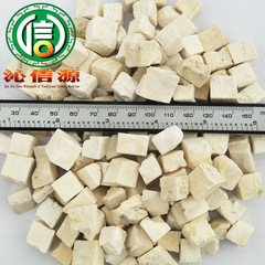 Poria diced good color 1kg bulk supply directly from the origin. The picture shows the sliced ​​white Poria Yunlingqin Xinyuan Chinese herbal medicine.