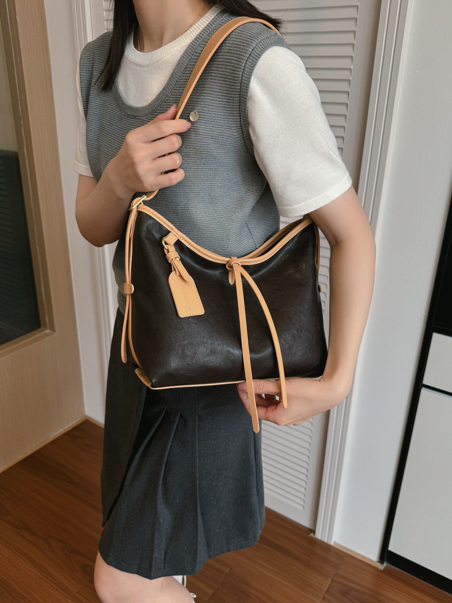 Bolso de brazo retro de gran capacidad para mujeres 2026 nuevo nicho de lujo ligero de hombro mochila de viaje ligero de lujo bolso de mano