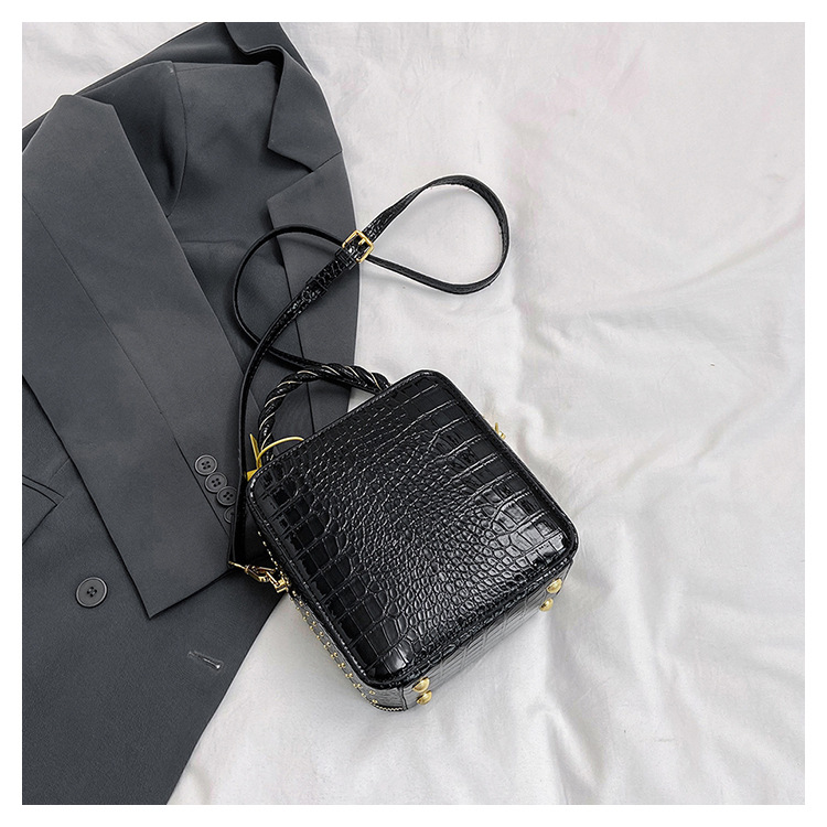 Women's Medium Pu Leather Geometric Solid Color Streetwear Zipper Handbag display picture 10