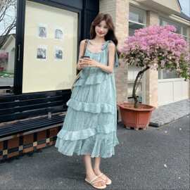 海边度假水波绿吊带连衣裙女2026夏独特漂亮设计层次感荷叶边长裙