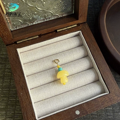 Hand-Woven Second-Generation Beeswax: Zərgərlik ara hissələri - amber-mushroom-tote-bag