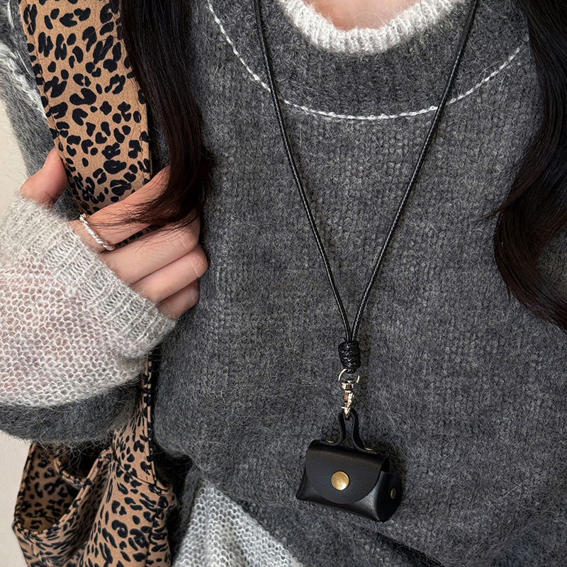 Bolso de auriculares de cambio de cuero retro collar de cuello colgante cadena de suéter de cercanías de todo fósforo sentido de alta calidad joyería retro al por mayor