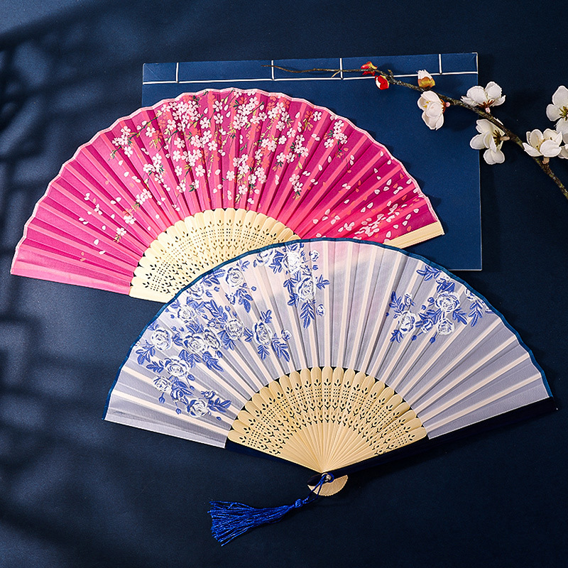 古代のチャイナドレスの女性の漢服の子供のダンスの桜の扇の中国風の夏は桃の花の扇子を身につけて古風を扇に折ります。|undefined