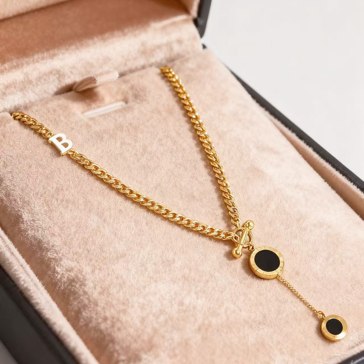 Long collier en acier titane avec chiffres romains pour pull_voghion.com