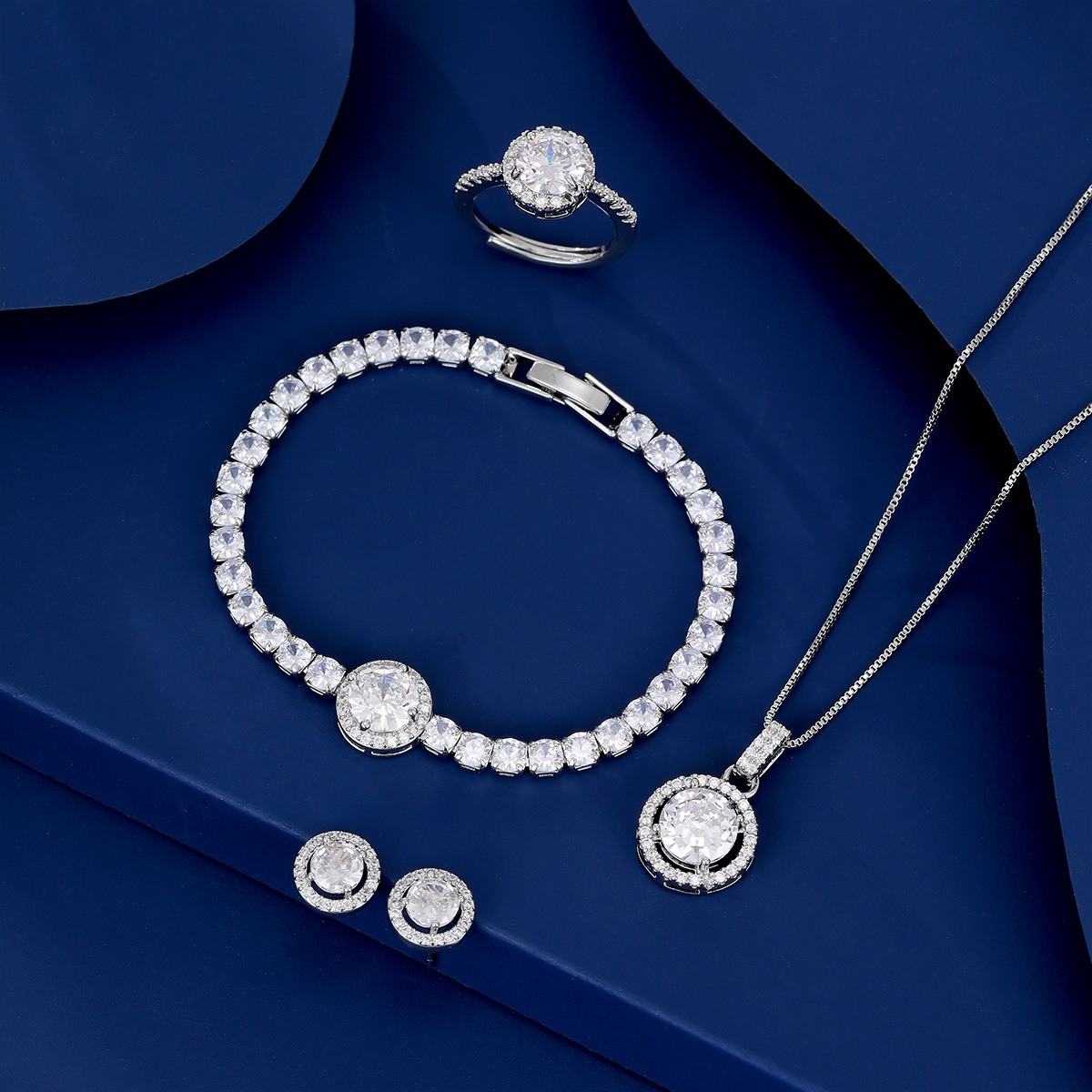 Estilo explosivo Venta caliente Temperamento simple Imitación Moissan Anillo de diamantes Pendientes Pulsera colgante Juego de cuatro piezas Cadena de clavícula en vivo de celebridades de Internet