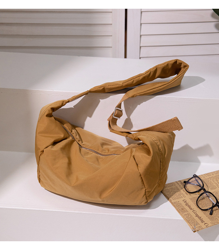 Women's Medium Nylon Solid Color Basic Zipper Cloud Shape Bag display picture 19
