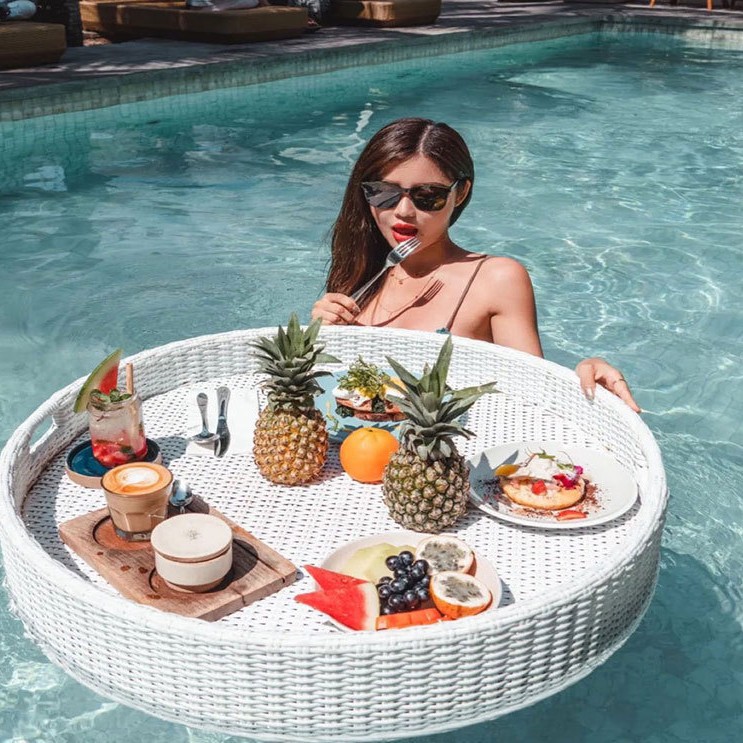Bali Internet celebridad flotante bandeja redonda ratán cesta en forma de corazón B & B hotel villa piscina plato de cena