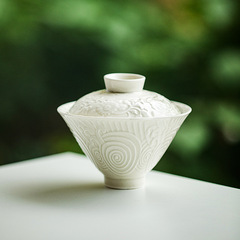 昌朴居草木灰彫刻花が枝蓮の笠を巻いて、やっと碗のお茶をかぶせます。