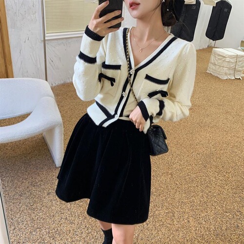 A new Japanese school-style, stylish and youthful knitted cardigan with a three-dimensional beaded floral sweater coat for women in the autumn of 2022 pic 15