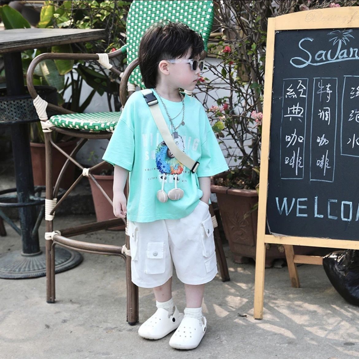 파란색과 녹색 3D 반팔 + 흰색 반바지