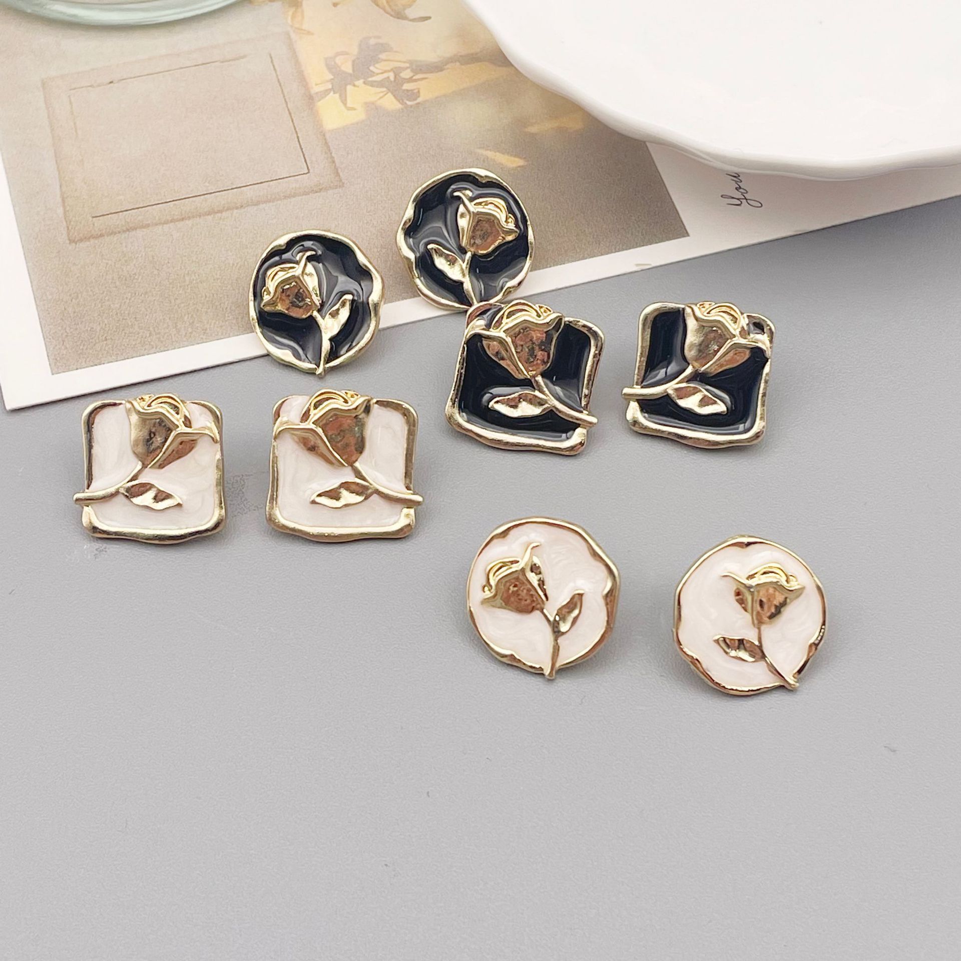 1 Pair Retro Flower Alloy Enamel Women's Ear Studs display picture 1