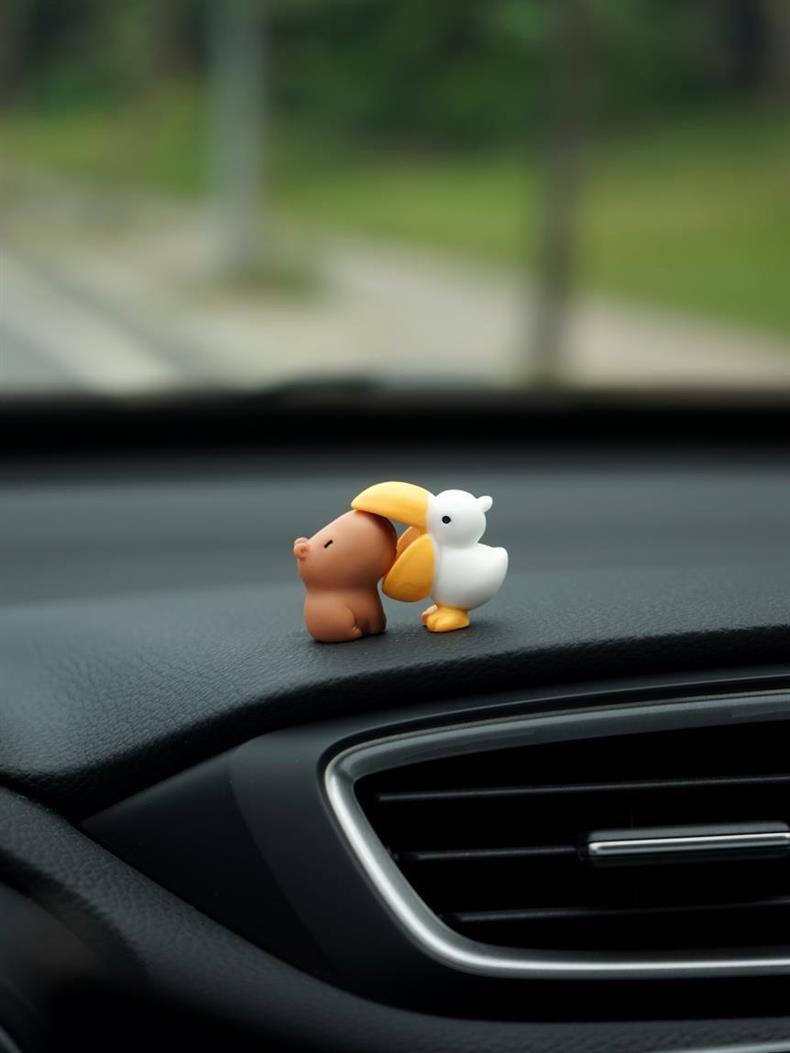 Während der Arbeitszeit ist es verboten, Kollegen zu essen. Dekorative Kleine Auto-Ornamente, Mini Niedliche Weibliche Pelikan- und Capybara-Figuren – Detail 7