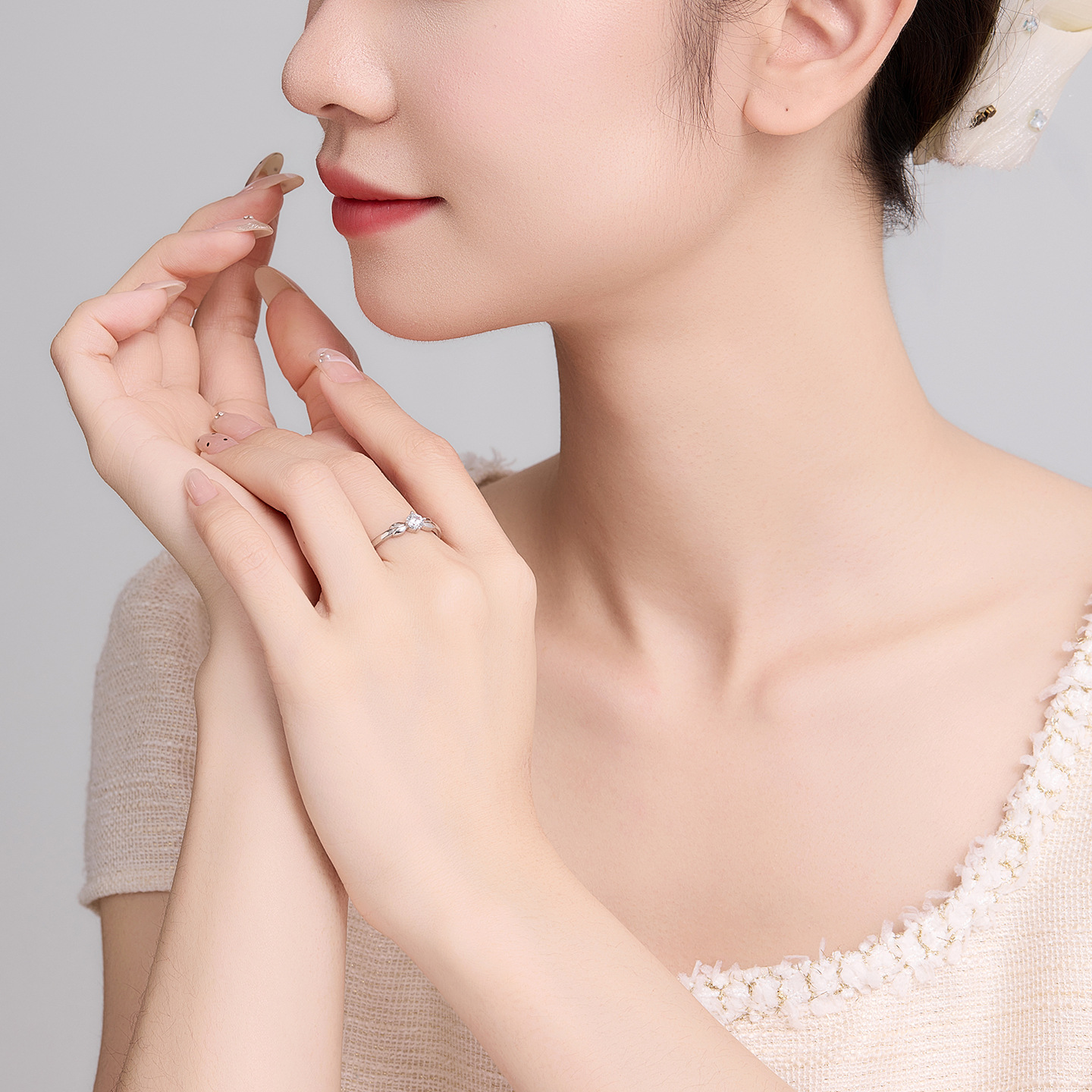 Xuping aleación de cobre chapado blanco incrustado joyería de joyas artificiales japonesas y coreanas anillo de viento nicho alta sensación al por mayor
