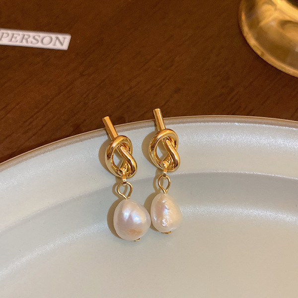 Fashionable design earrings from pearl