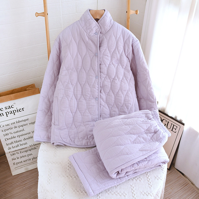 秋冬の新型の厚手の純綿カップルのパジャマの女性は綿の綿入れの服を挟んで冬の保温の簡単な家庭服のスーツの卸売りをします。
