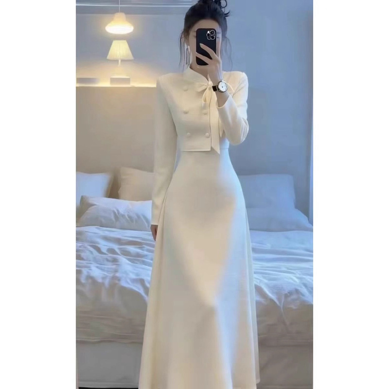 In Autumn and Winter, When Attending Important Occasions, the Goddess-Like Elegant and High-End Look Is Very Attractive. a Stylish Little Chanel-Style Fake Two-Piece White Dress