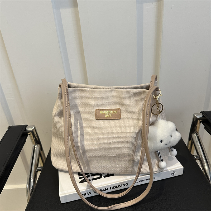 Este año, la popularidad del nuevo estilo versátil en otoño y invierno, bolsas casuales de alto nivel, 2024 bolsas de hombro y brazo de aire extranjero