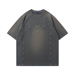 レトロな水洗いはリベットをつなぎ合わせて半袖tシャツを飾ります。