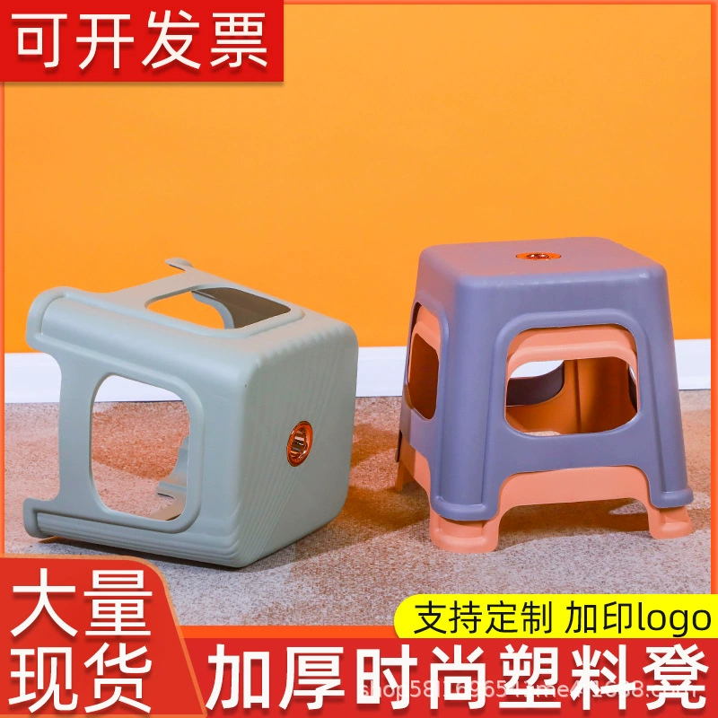 Производитель оптом продает пластиковые табуреты, бытовые маленькие табуреты, небольшие скамейки для гостиной, табуреты для ванной комнаты, утолщенные нескользящие табуреты для смены обуви.