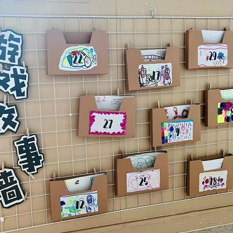 幼稚園のクラフト紙の作品の収納箱の活動区域のコーナーの展示欄の壁面は環を貼って装飾の材料を作ります。|undefined