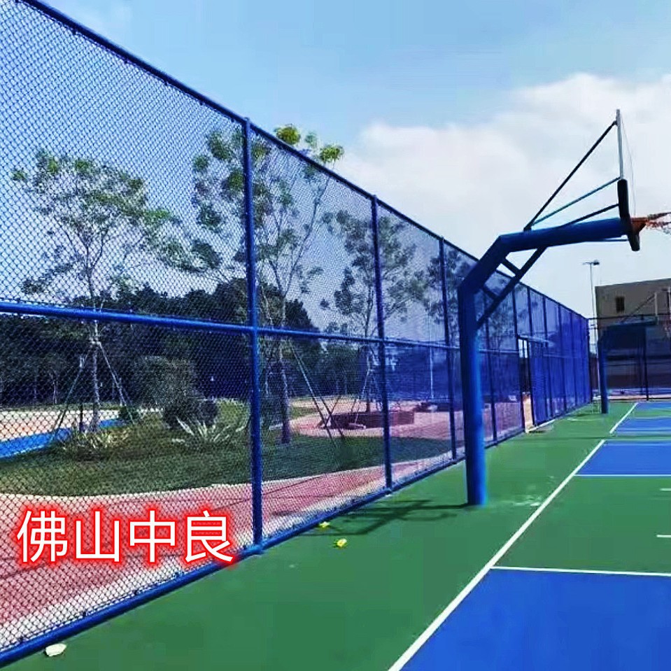 厂家直销体育场围栏学校球场防护隔离围栏包塑勾花防护网