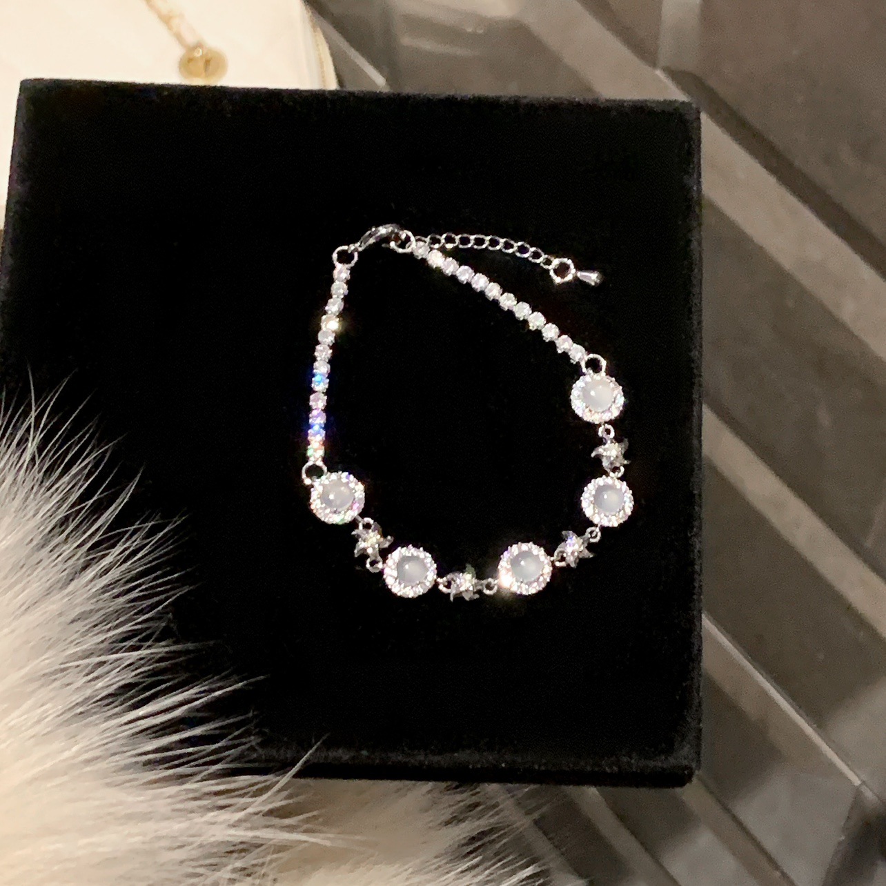 Pulsera de flor de calcedonia redonda de circón Pulsera francesa simple pequeña fresca y versátil, joyería de alta calidad de lujo ligero al por mayor