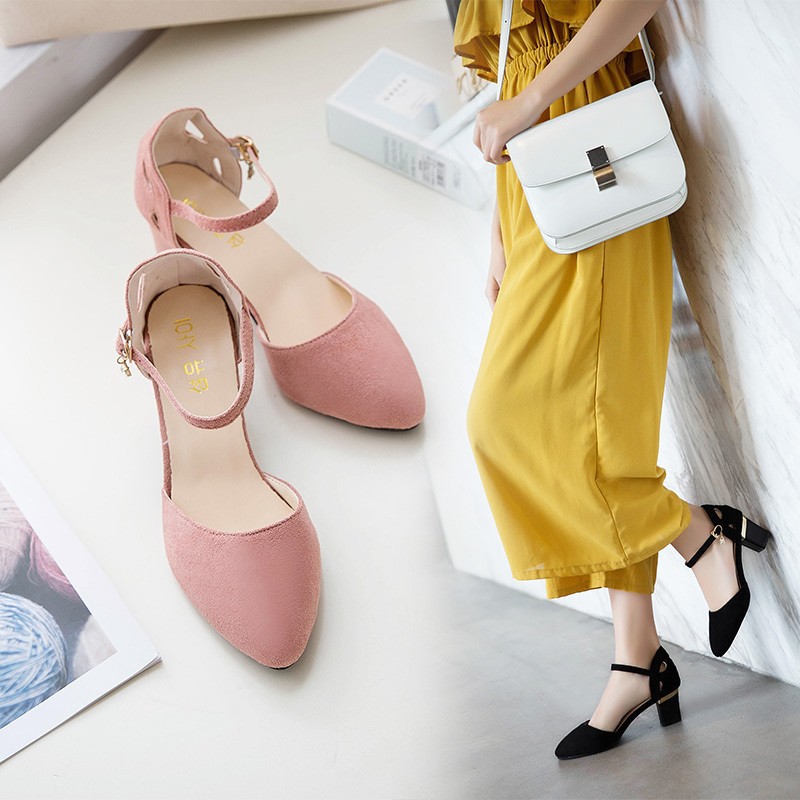 2026 verano nuevo botón zapatos de mujer tacones agudos zapatos de trabajo de tacones medios resistentes al desgaste sandalias de peluche mujeres