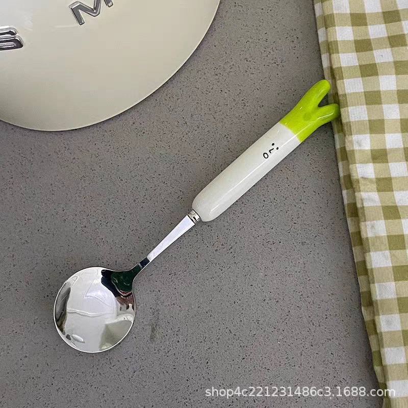 덮인 봄 양파 스푼