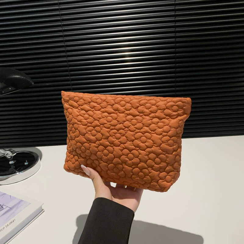 Женская сумка 2025: новая, с цветочным принтом, плиссированная, в корейском стиле, простая, повседневная, косметичка, модная нишевая сумка-клатч в корейском стиле