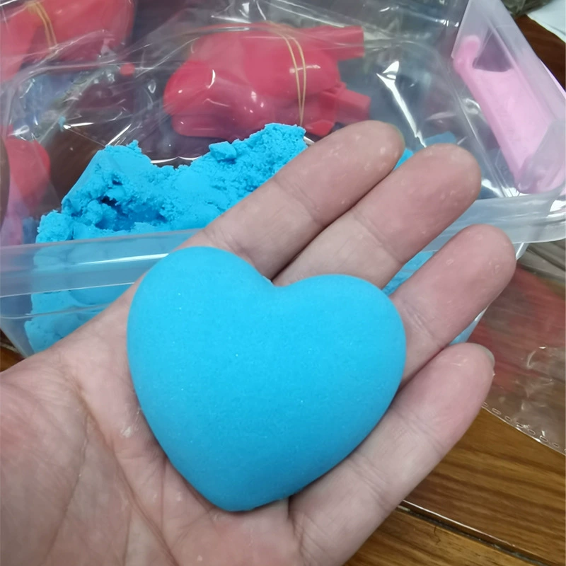 Большая дорожная игрушка в форме сердца, утка, играющая в снежки на улице