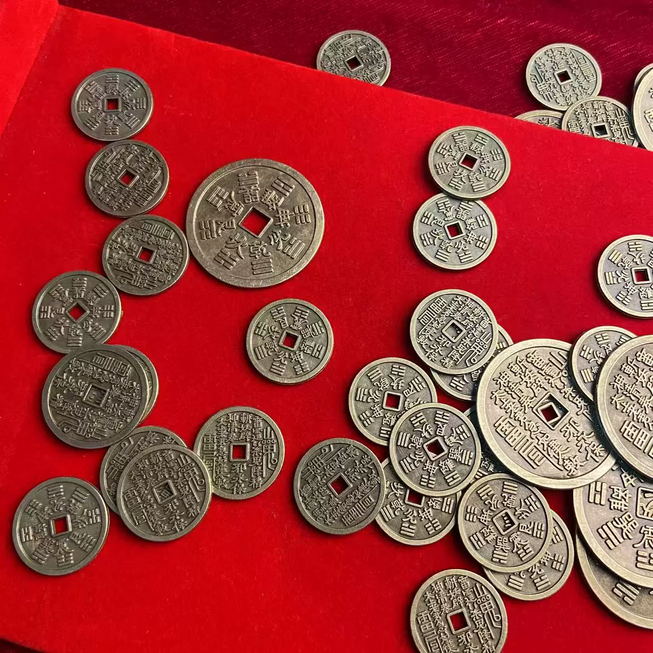 古币山鬼钱山鬼雷公八卦花钱复古方孔红色山鬼花钱吊坠工艺品地摊