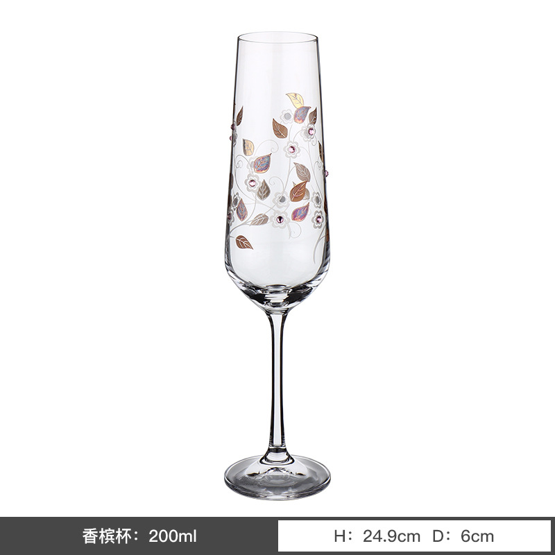 Tazas de cristal sin plomo importadas de alta calidad tazas de vino alto estilo europeo tazas de alto pie artesanía de relieve de lujo ligero tazas de champagne domésticas al por mayor