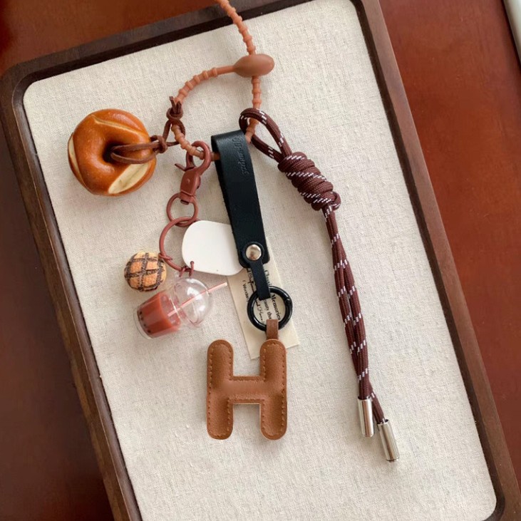 miu系包包挂件字母碱水面包车钥匙扣配饰挂绳高级小众包挂饰礼物