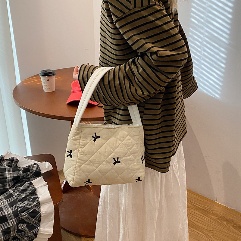 2024 nuevo bolso de arco de bordado, bolsa de maquillaje de gran capacidad, bolsa de lavado, bolsa de ocio, bolsa de mujer