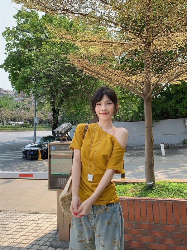 小众复古慵懒风设计斜肩T恤女2025夏季新款修身减龄百搭短袖上衣|undefined