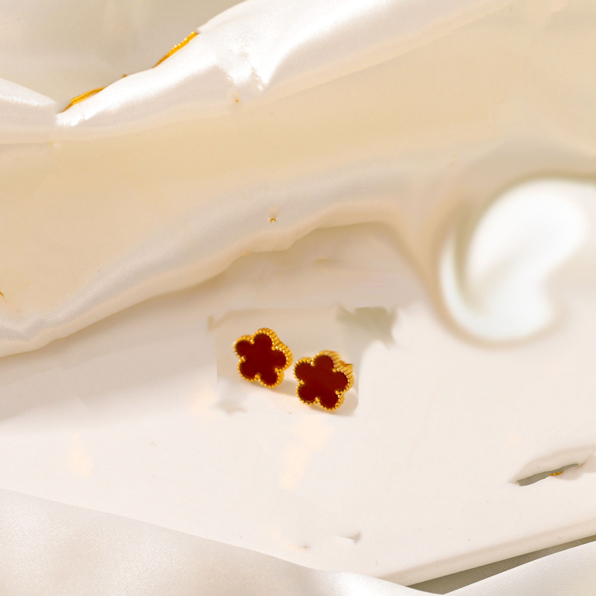 Nueva moda europea y americana no-desvanecimiento de acero de titanio de cinco hojas serie de trébol de moda de lujo ligero espárragos pulsera collar traje