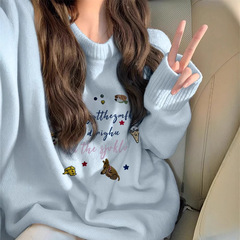ブルーの柔らかいモチモチのセーターの女性の秋冬のベルベットは厚くてゆったりしていて怠惰な風の独特なデザイン感のプルオーバーのニットの上着です。