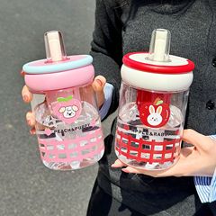 アニメカップの女子学生は携帯で学生ストローカップの高颜値がかわいいです。夏のプラスチックカップが漏れないようにします。