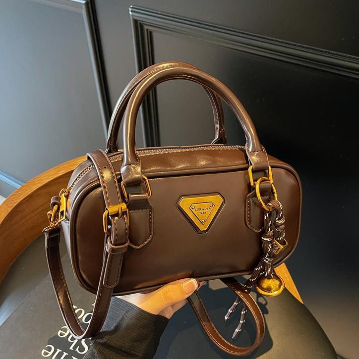 Bolsa de bolos retrógrada de mano para mujeres 2024 nuevo diseño de viaje universal bolso de hombro de nicho de alta calidad bolso pequeño