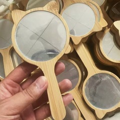 子猫の耳の携帯小楠竹の鏡の実木化の化粧鏡はミニを持って対外貿易の越境彫刻を身につけます。