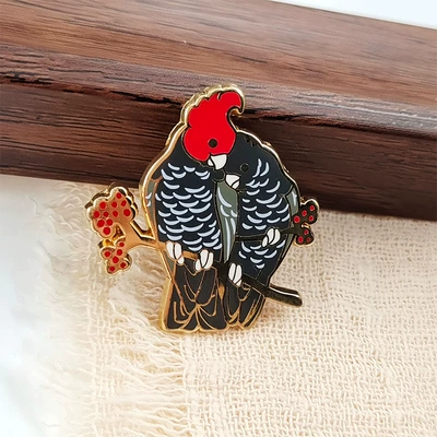 Yaxa sancaqları Enamel Badge Perched on