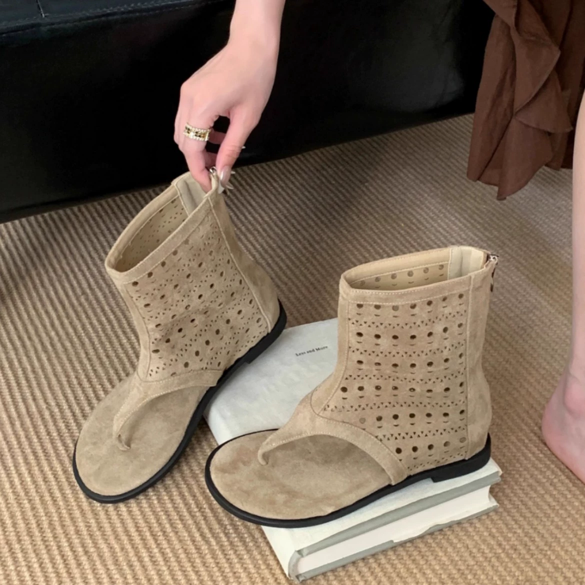 2025 Новый стиль ретро полые сапоги сетки дырки сапоги кожаные сапоги дышащие дикие плоские римские сандалии оптом