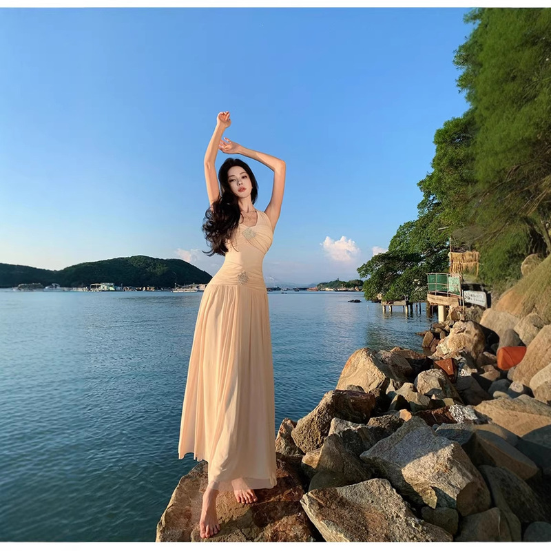 Sexy and Alluring Backless V-Neck Halter Dress for Women, Waist-Cinching and Slimming Long Dress Suitable for Beach Photos Sexy and Alluring Backless V-Neck Halter Dress for Women, Waist-Cinching and Slimming Long Dress Suitable for Beach Photos