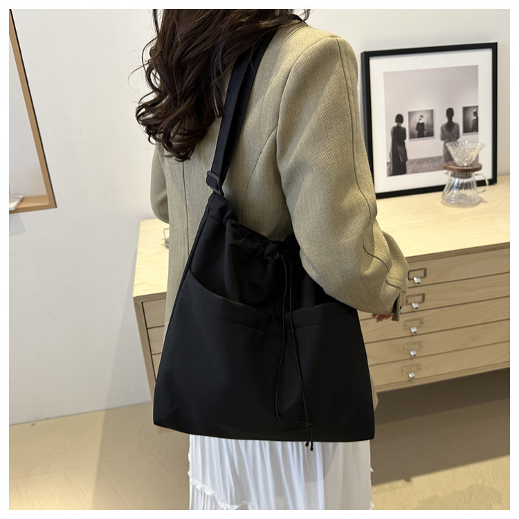 The popular autumn and winter bags for women in 2024: large-capacity crossbody bag, Tote commuter bag, single-shoulder bag, soft undefined