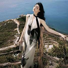 2026新款水墨画白色挂脖吊带连衣裙子夏季新中式女装气质收腰长裙