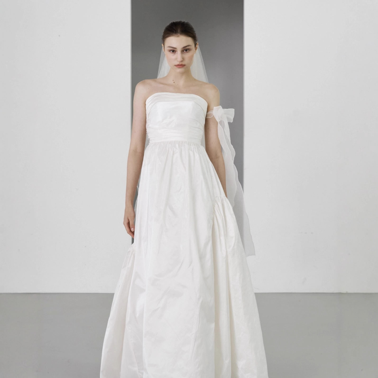 One-Shoulder White Tube Top Light Wedding Dress 2025 New Sleeveless Simple Waist-Revealing Backless Elegant Seaside Vacation Dress