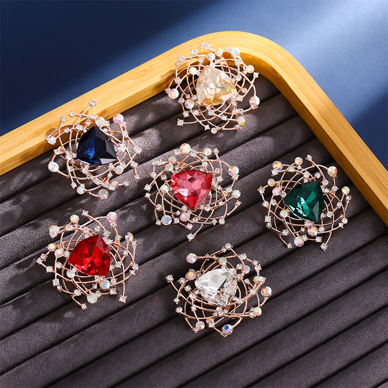 Luxury Elegant Imitation Crystal Brooch Light Luxury Gypsophila Creative Pin Fashion Classic Versatile Clothing Accessories Women