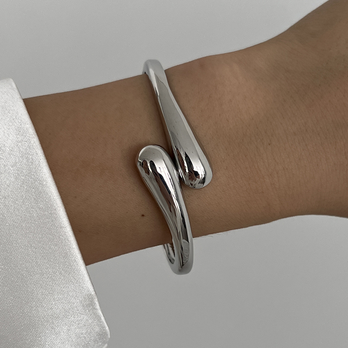 40g Weight Bangle Classification Alloy Chain Material 1 Piece Quantity Holiday, Daily Occasion Alloy Material Irregular, Solid Color Pattern Women's Gender Plating Design Hip-Hop, Exaggerated Style Hip-Hop Exaggerated Irregular Solid Color Alloy Bangles Wholesale 2