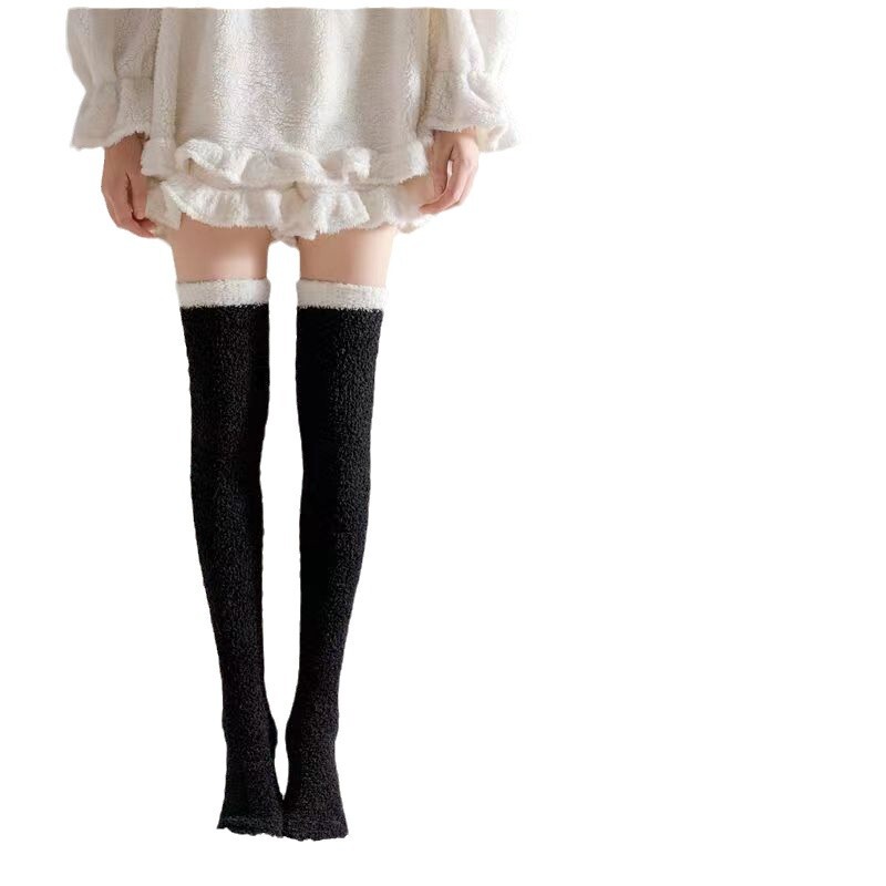 サンゴの靴下の女性は冬に床を厚くして寝て膝の靴下を寝たことがあります。|undefined